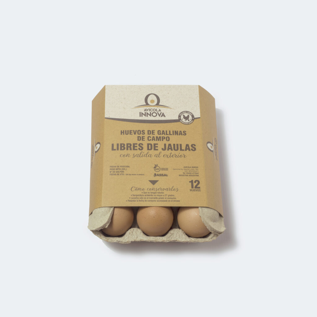 Envase de 12 huevos de gallinas coloradas libres de jaulas.