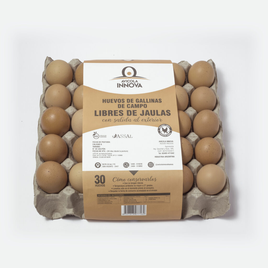 Envase de 30 huevos de gallinas coloradas libres de jaulas.